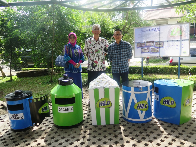 Bersama Tempat Sampah dari HiLo yang Akan Ditempatkan di Berbagai Taman Tematik di Kota Bandung