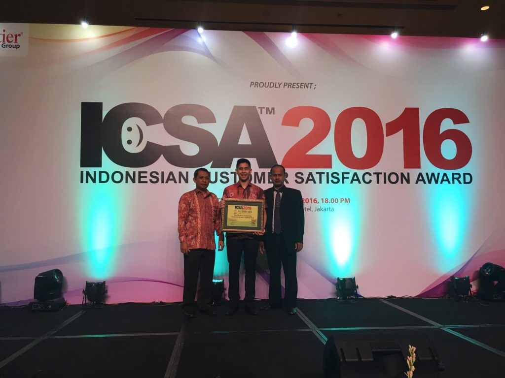 ns-icsa-2016-penerimaan-award-oleh-brand-manager-nutrisari